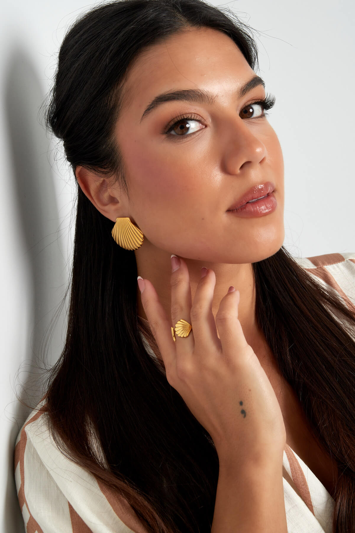 Ariadne Ohrringe aus 18K vergoldetem Edelstahl - Eleganz für jeden Anlass l Yasèmia Jewellery Yasèmia