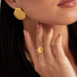 Ariadne Ohrringe aus 18K vergoldetem Edelstahl - Eleganz für jeden Anlass l Yasèmia Jewellery Yasèmia