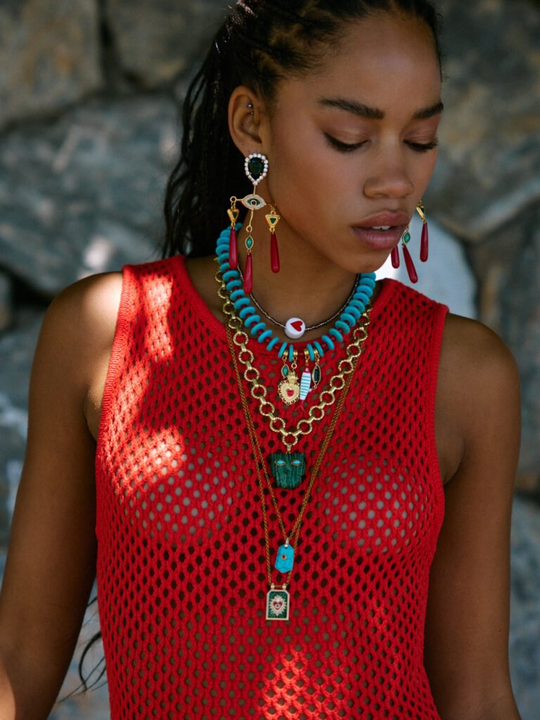 Kai Halskette | Multicharm-Kette mit Türkis Howlith-Perlen & Herz-Anhänger – Yasèmia Necklace Yasèmia