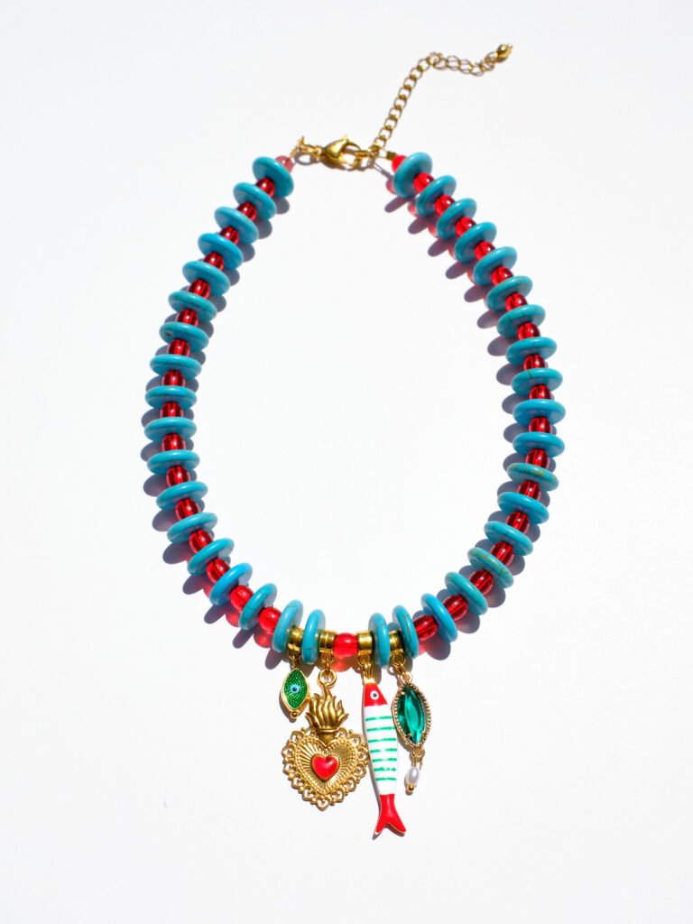 Kai Halskette | Multicharm-Kette mit Türkis Howlith-Perlen & Herz-Anhänger – Yasèmia Necklace Yasèmia