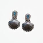 Ocean Muse Ohrringe (Silber/Aqua) | Silberversilberte Muschel-Ohrringe mit Aqua-Kristallen – Yasèmia Earrings Yasèmia
