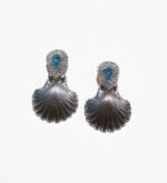 Ocean Muse Ohrringe (Silber/Aqua) | Silberversilberte Muschel-Ohrringe mit Aqua-Kristallen – Yasèmia Earrings Yasèmia