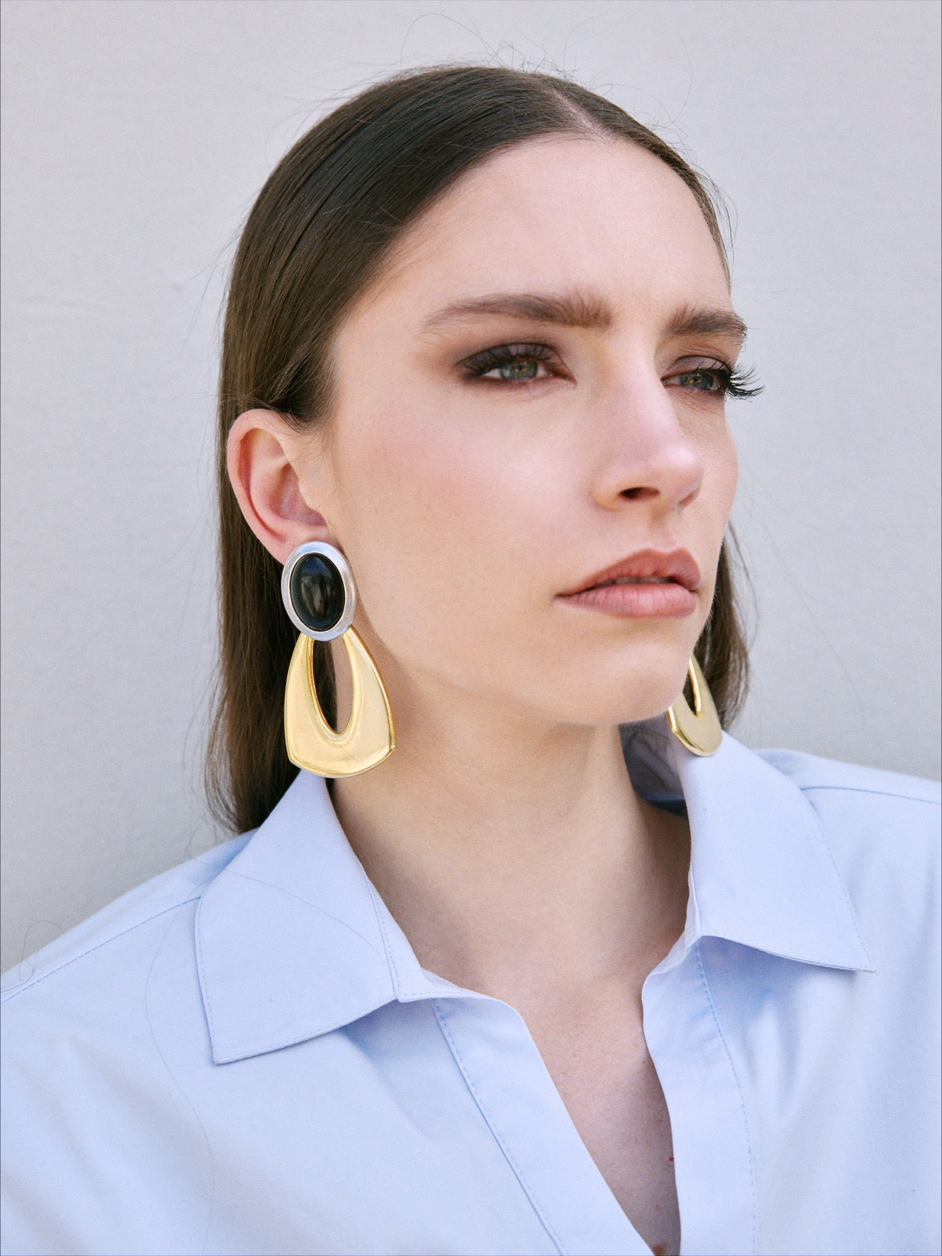 Raven Ohrringe — 24k Gold & Silber Vergoldet mit schwarzem Cabochon | Yasèmia Fashion Jewellery Yasèmia