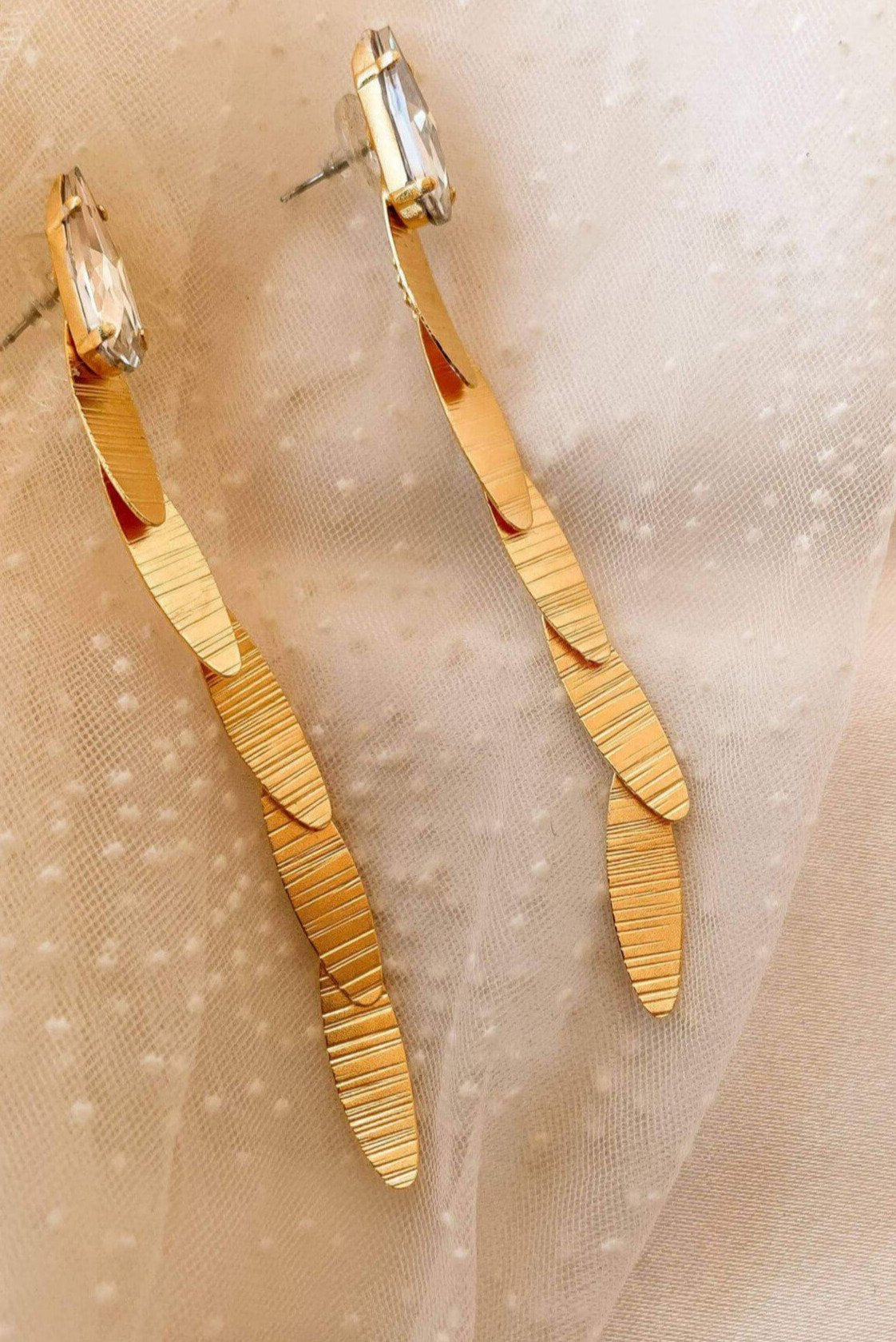 Akira Lange Ohrringe aus 24K Vergoldetem Bronze mit Swarovski - Eleganz für den Sommer l Yasèmia Jewellery Yasèmia