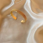 Eleganter Elisé Armreif aus vergoldetem Bronze - handgefertigt in Griechenland l Yasèmia Jewellery Yasèmia