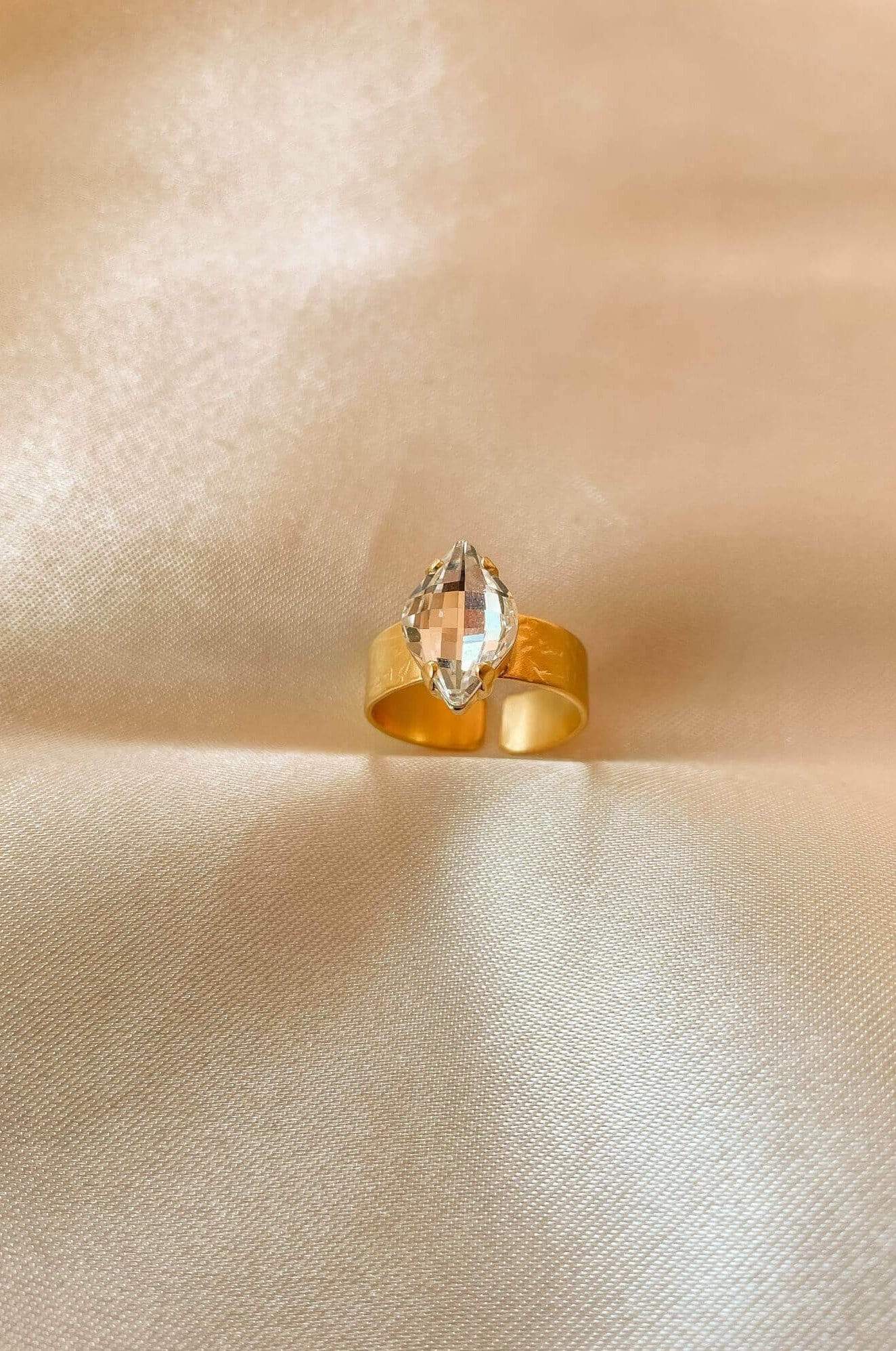 Elora Solitärring aus 24K vergoldetem Bronze mit Swarovski Stein l Yasèmia Jewellery Yasèmia
