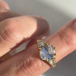 Eleganter Siena Ring aus 18K vergoldetem Edelstahl mit funkelnden Zirkonen in Lavendelrosa l Yasèmia Jewellery Yasèmia