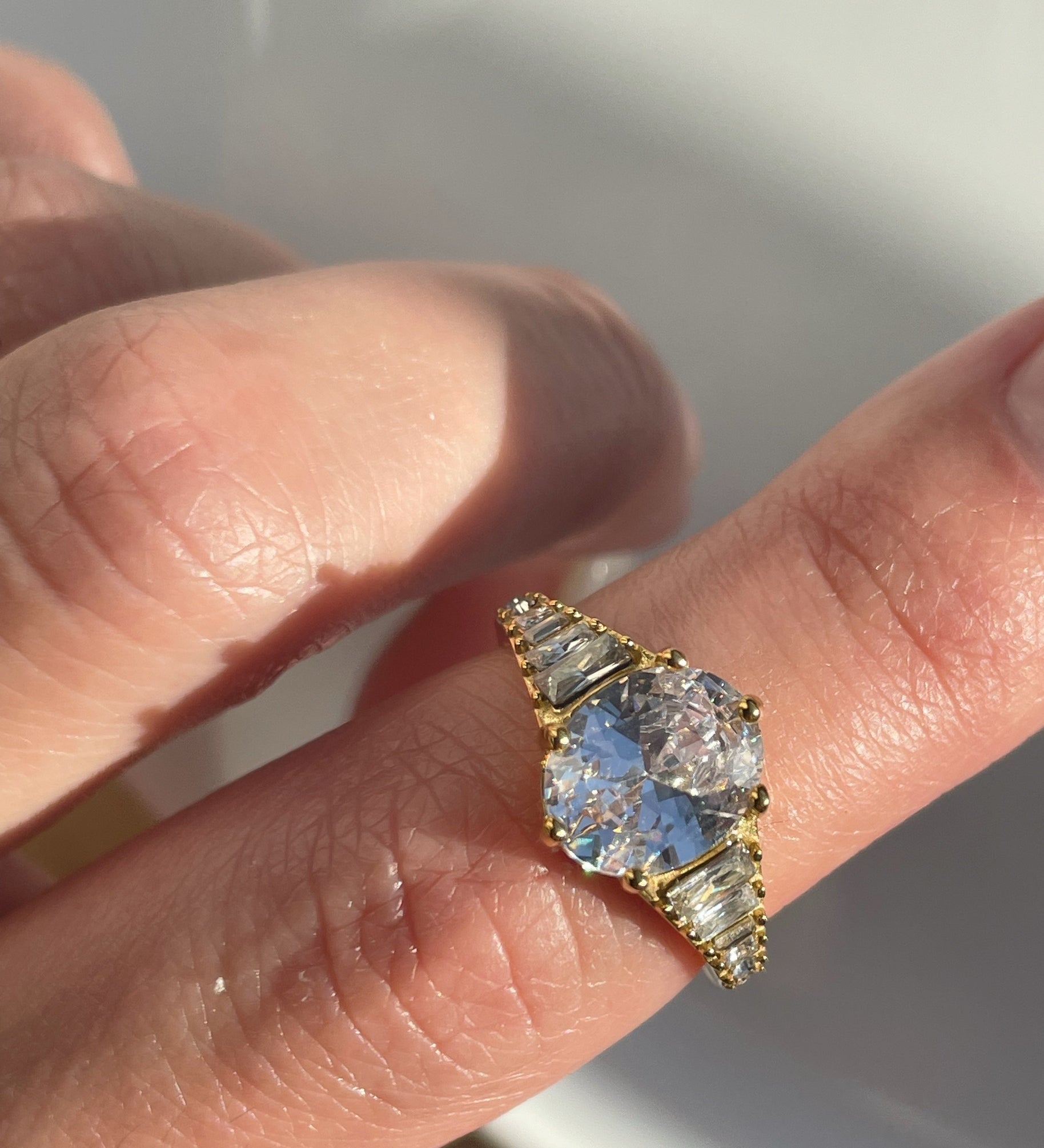 Eleganter Siena Ring aus 18K vergoldetem Edelstahl mit funkelnden Zirkonen in Lavendelrosa l Yasèmia Jewellery Yasèmia