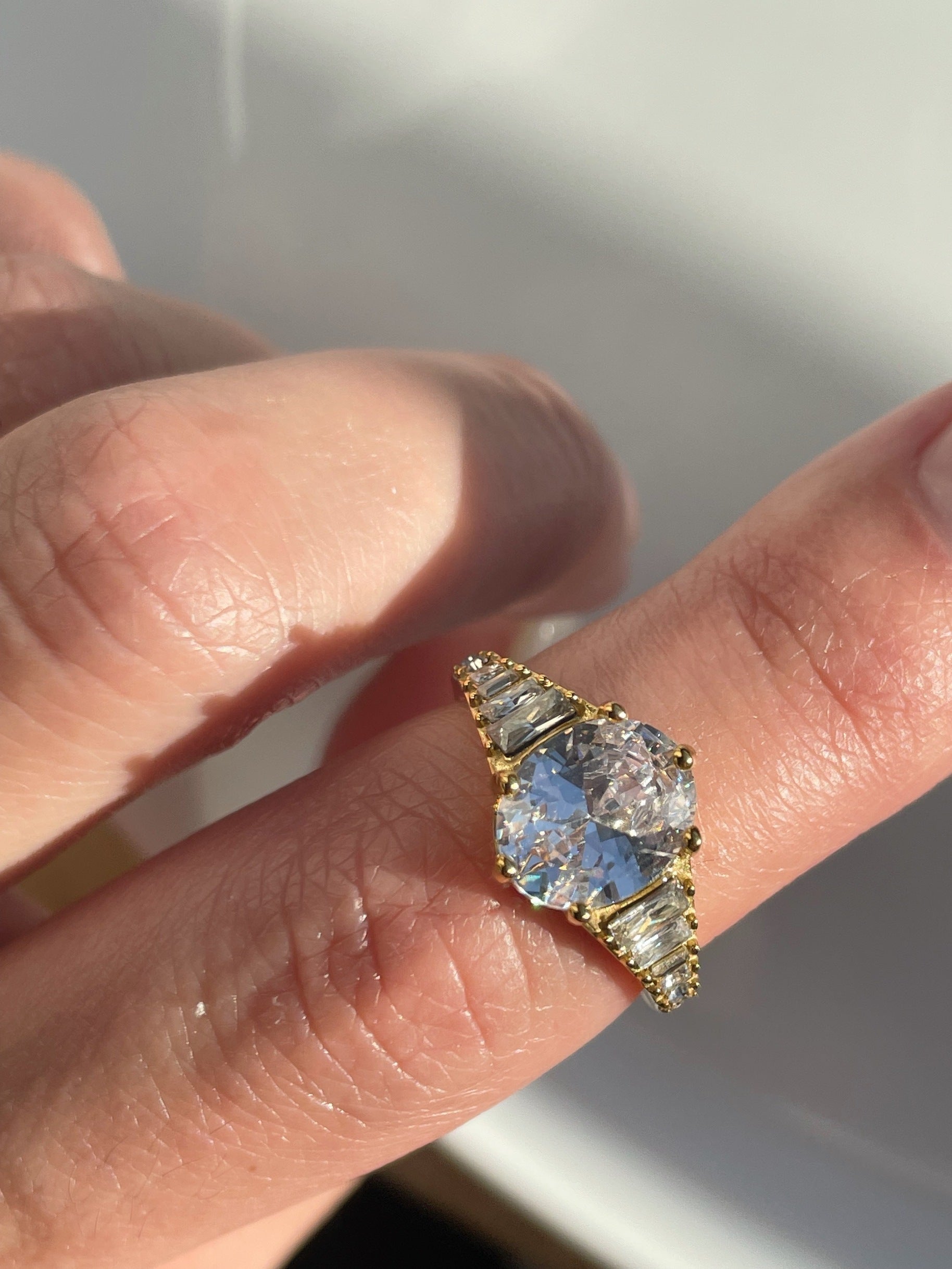 Eleganter Siena Ring aus 18K vergoldetem Edelstahl mit funkelnden Zirkonen in Lavendelrosa l Yasèmia Jewellery Yasèmia
