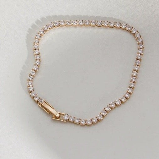 Elegantes Adah Armband aus 14K Goldplattiertem Kupfer mit funkelnden Zirkonia l Yasèmia Jewellery Yasèmia