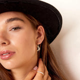 Mondförmige Mini Huggie Ohrringe mit Zirkon - 18K Vergoldet l Yasèmia Jewellery Yasèmia