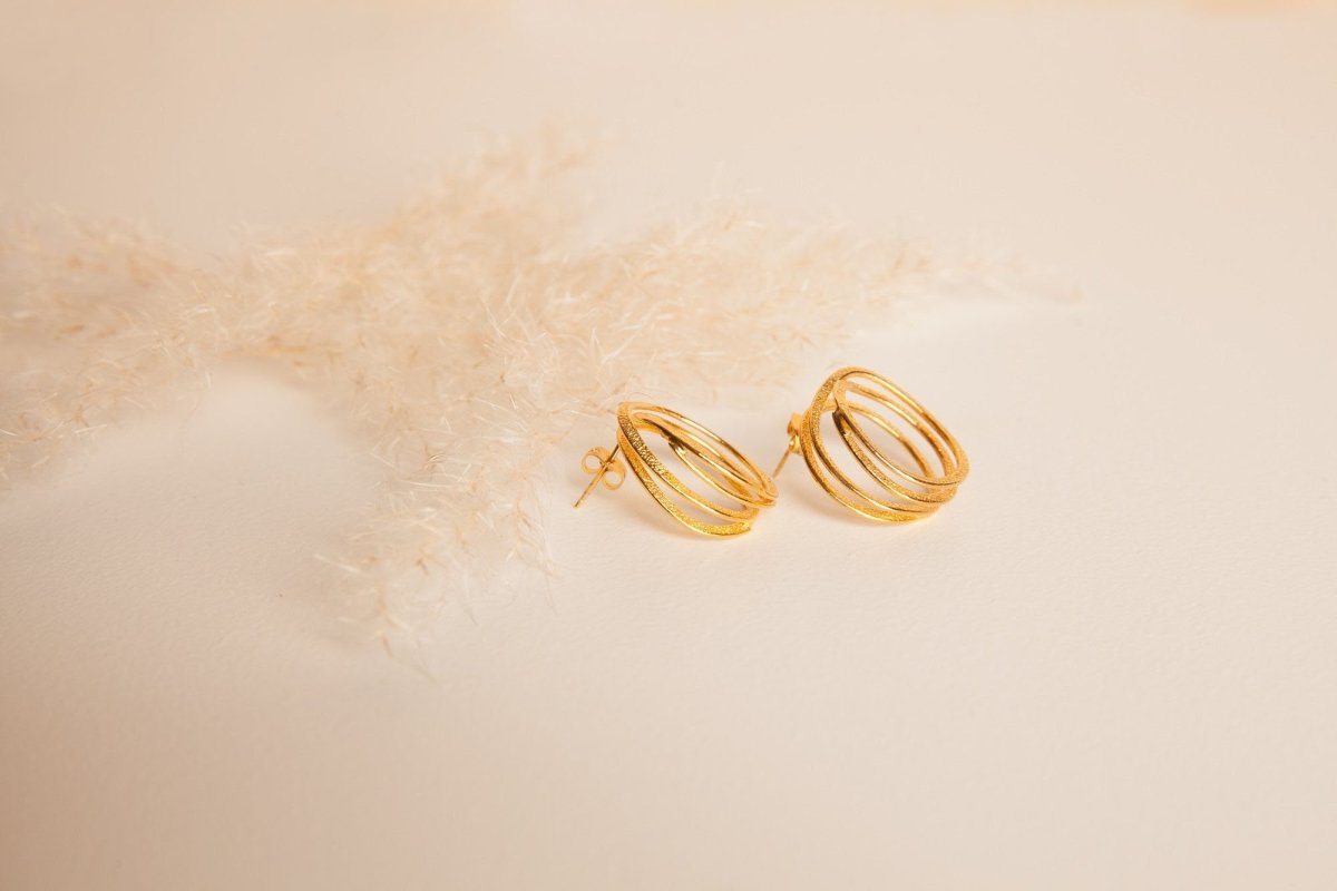 Einzigartige Artisia Ohrringe - 24K vergoldetes Bronze l Yasèmia Jewellery Yasèmia