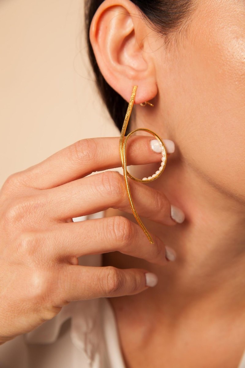 Charlotte Lange Ohrringe mit 24K vergoldetem Bronze und Süßwasserperlen l Yasèmia Jewellery Yasèmia