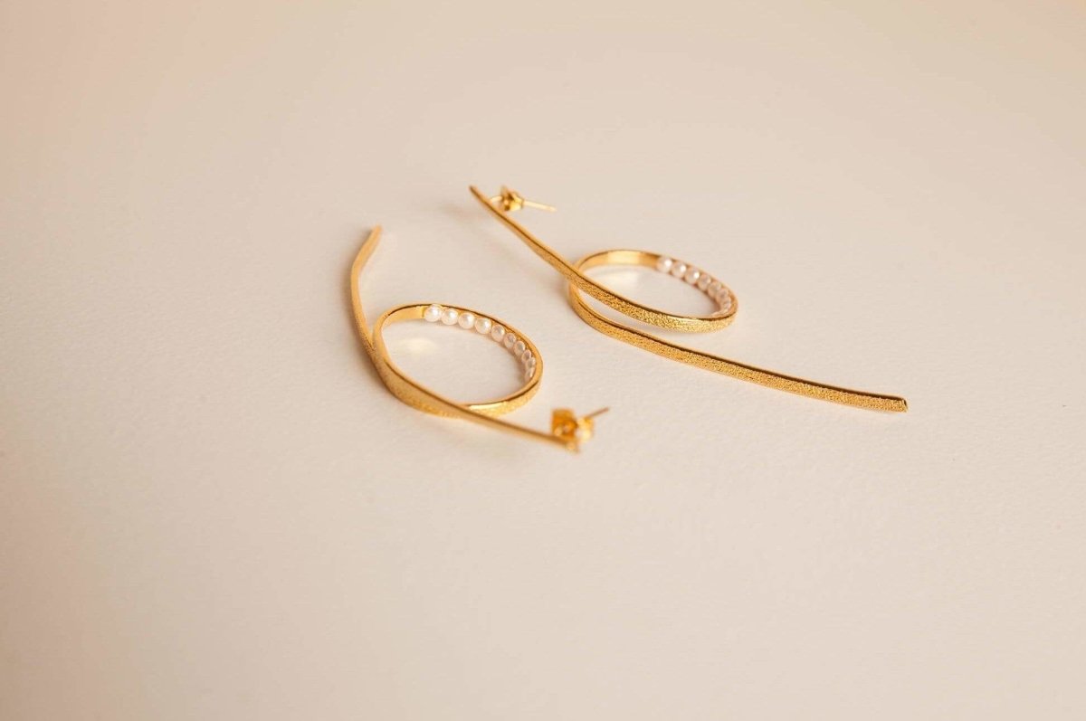 Charlotte Lange Ohrringe mit 24K vergoldetem Bronze und Süßwasserperlen l Yasèmia Jewellery Yasèmia