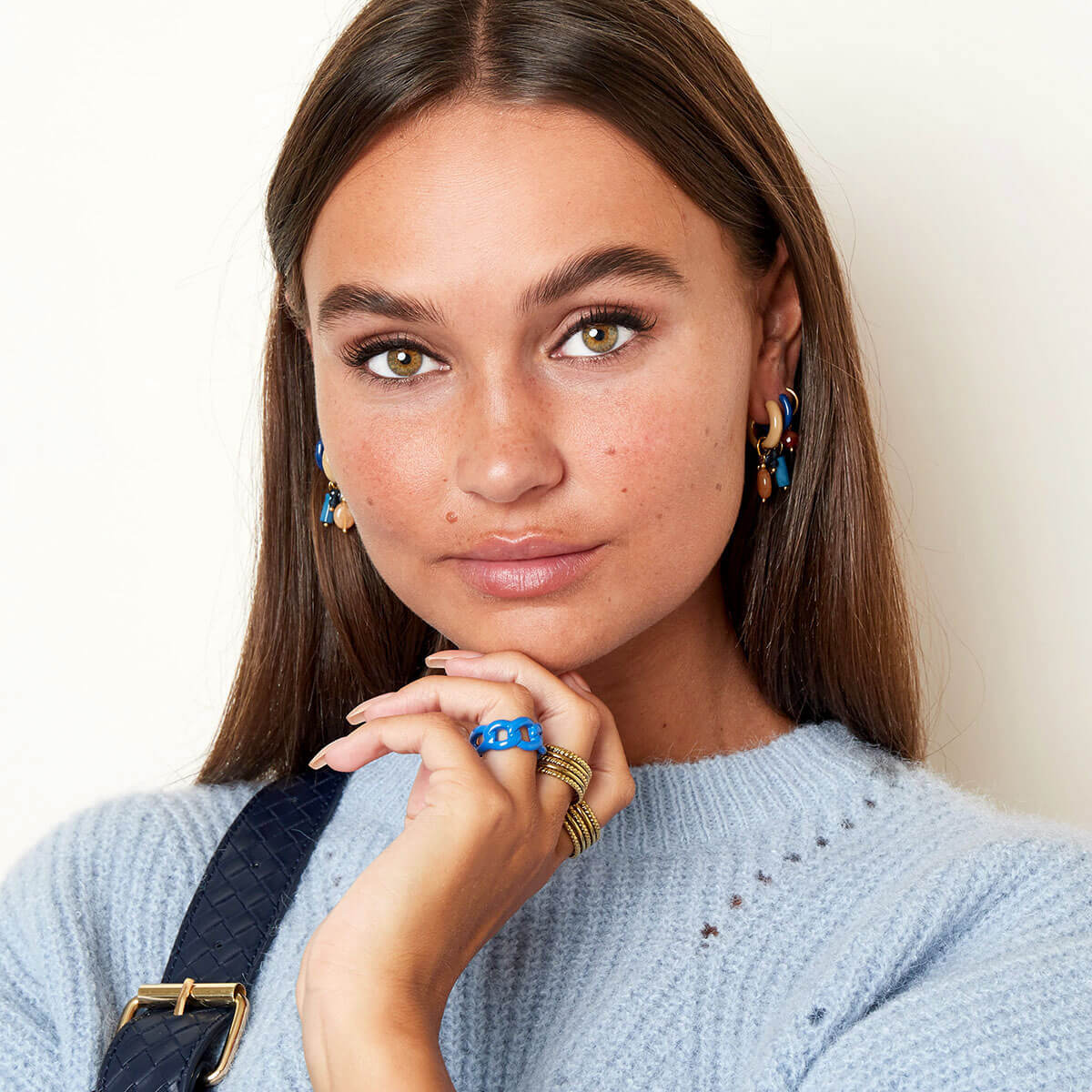 Elegante 18K vergoldete Edelstahl Creolen mit emaillierter Beschichtung l Yasèmia Jewellery Yasèmia