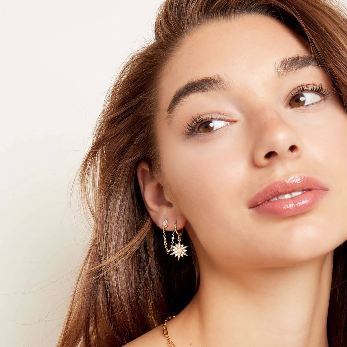Elegante Denya Ohrringe aus 18K Gold mit funkelndem Zirkon l Yasèmia Jewellery Yasèmia