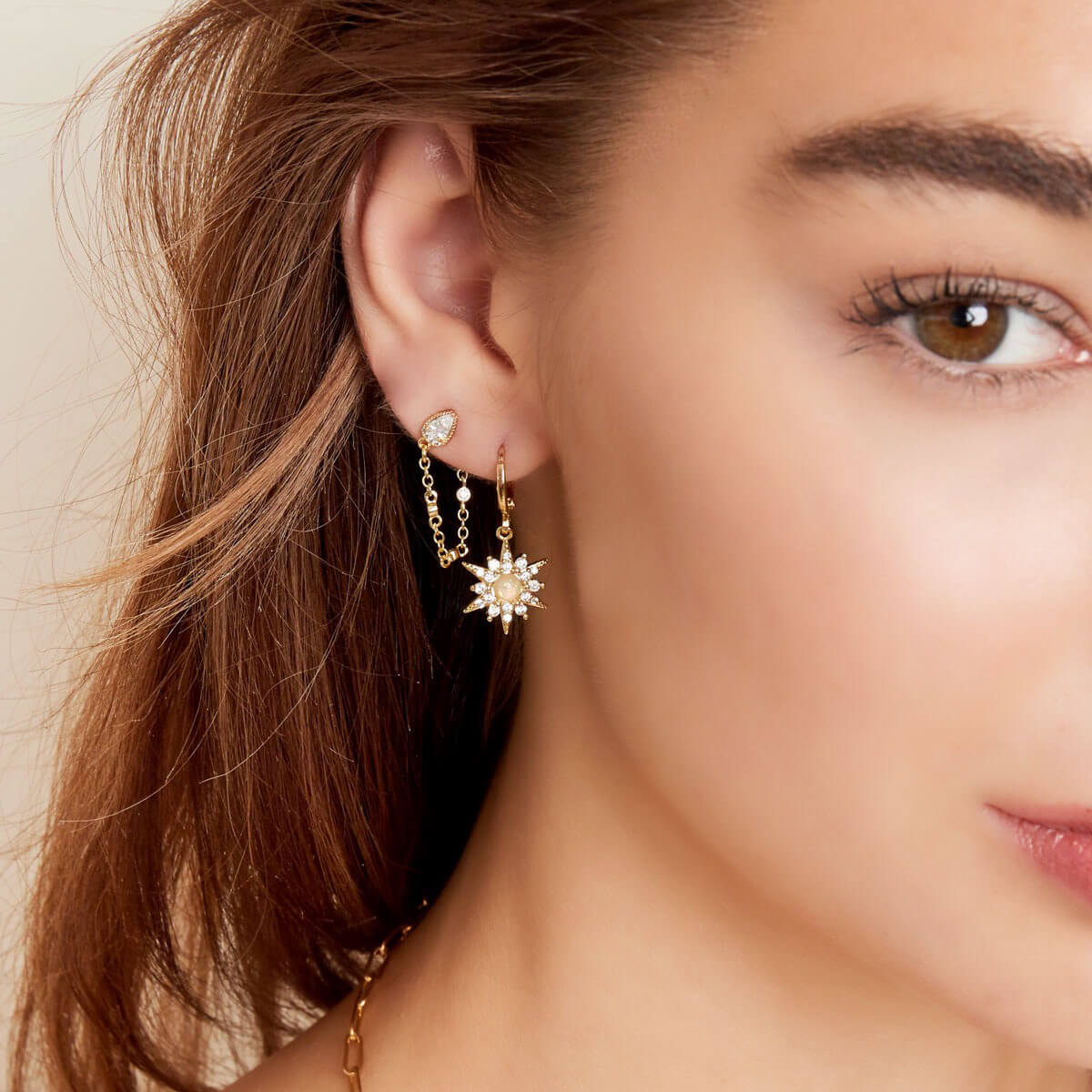 Elegante Denya Ohrringe aus 18K Gold mit funkelndem Zirkon l Yasèmia Jewellery Yasèmia