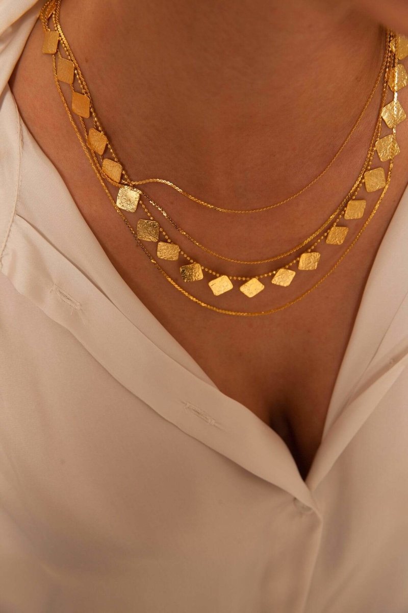 Elegante Electra Halskette aus 24K vergoldetem Bronze l Yasèmia Jewellery Yasèmia