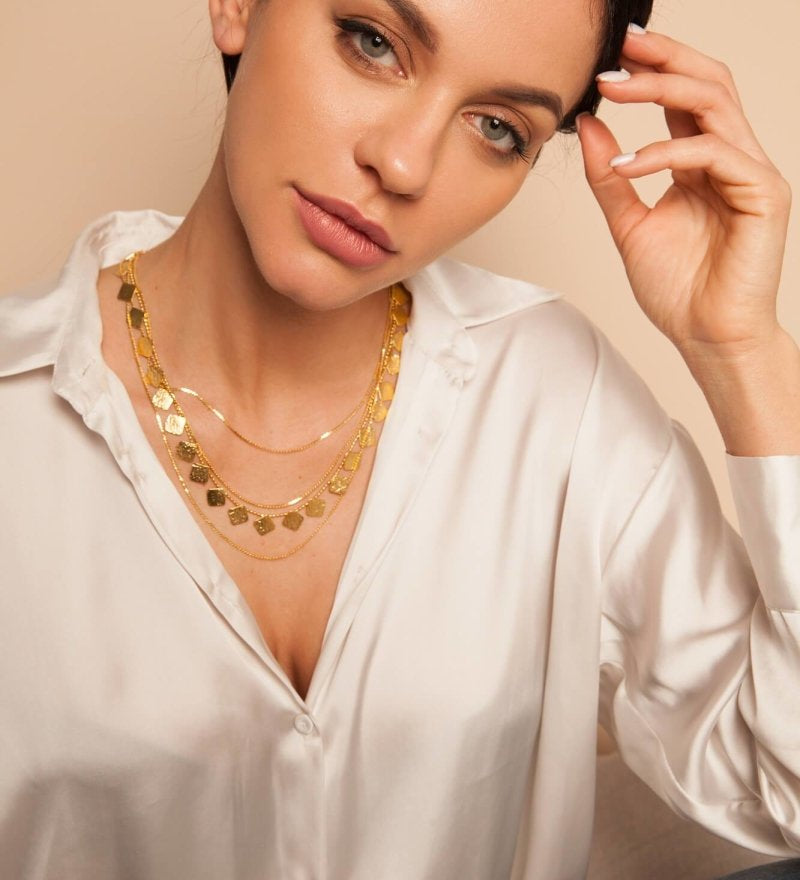 Elegante Electra Halskette aus 24K vergoldetem Bronze l Yasèmia Jewellery Yasèmia
