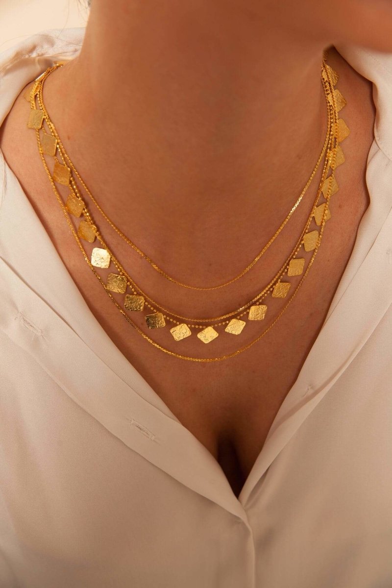 Elegante Electra Halskette aus 24K vergoldetem Bronze l Yasèmia Jewellery Yasèmia