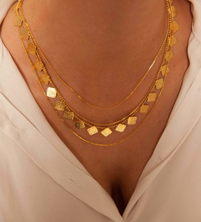 Elegante Electra Halskette aus 24K vergoldetem Bronze l Yasèmia Jewellery Yasèmia