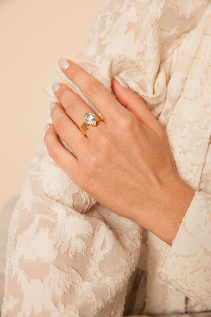 Elora Solitärring aus 24K vergoldetem Bronze mit Swarovski Stein l Yasèmia Jewellery Yasèmia