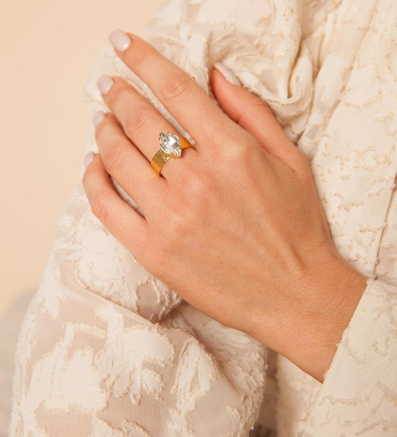 Elora Solitärring aus 24K vergoldetem Bronze mit Swarovski Stein l Yasèmia Jewellery Yasèmia