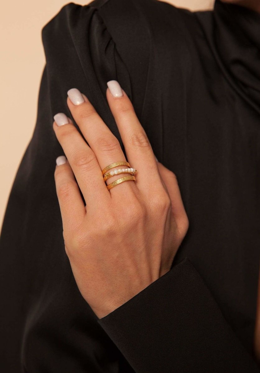 Perlring Genevieve aus 18K vergoldetem Bronze - Elegantes Design für jeden Anlass l Yasèmia Jewellery Yasèmia