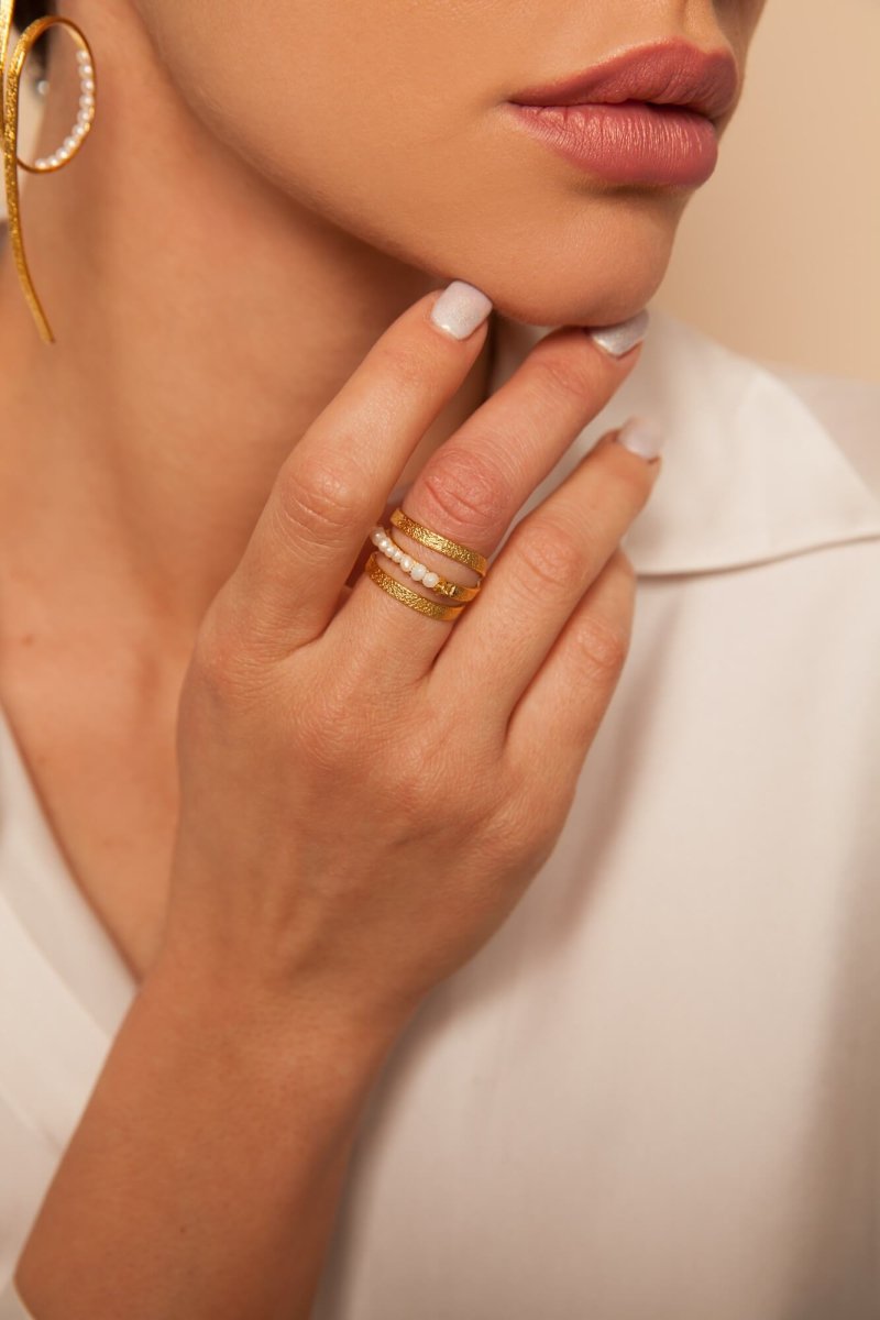 Perlring Genevieve aus 18K vergoldetem Bronze - Elegantes Design für jeden Anlass l Yasèmia Jewellery Yasèmia
