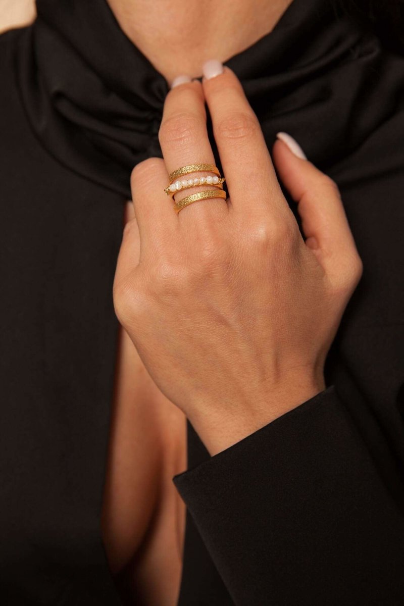 Perlring Genevieve aus 18K vergoldetem Bronze - Elegantes Design für jeden Anlass l Yasèmia Jewellery Yasèmia