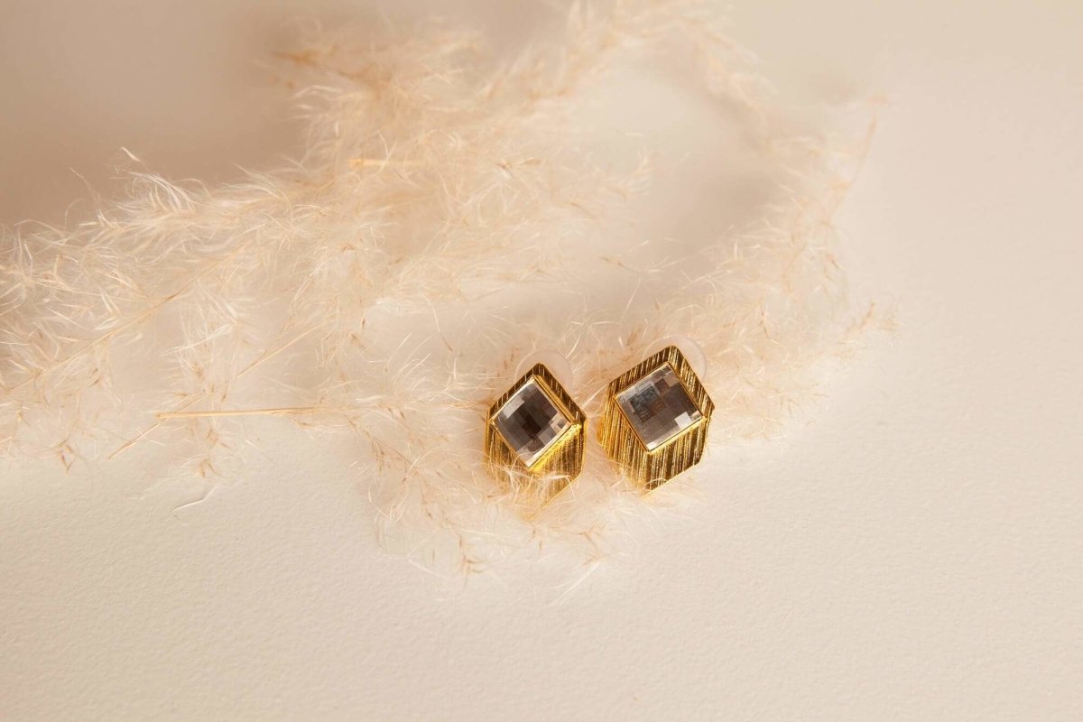 Kaira Ohrstecker mit Swarovski - Kristallen - 24K vergoldetes Bronze l Yasèmia Jewellery Yasèmia