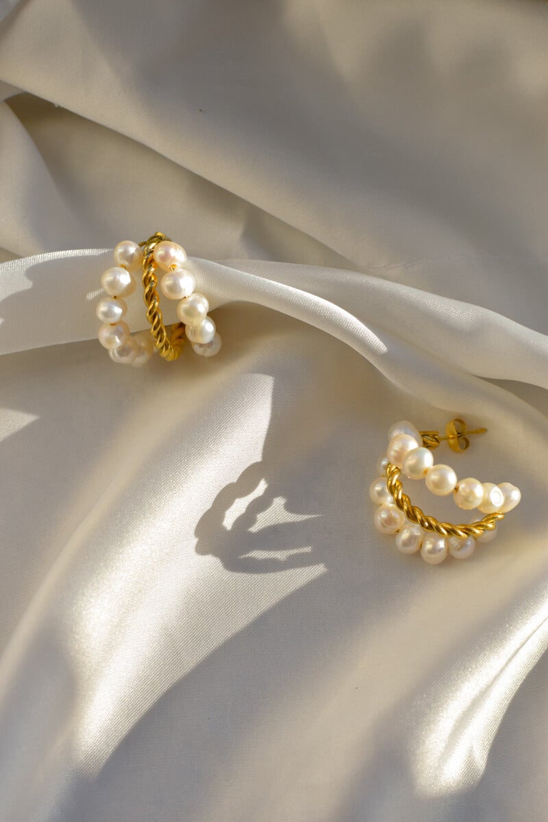 Margaret Ohrringe aus 18K vergoldetem Edelstahl mit Süßwasserperlen – Elegante Statement - Form l Yasèmia Jewellery Yasèmia