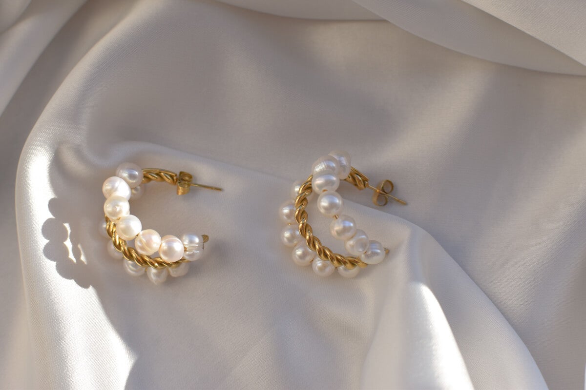 Margaret Ohrringe aus 18K vergoldetem Edelstahl mit Süßwasserperlen – Elegante Statement - Form l Yasèmia Jewellery Yasèmia