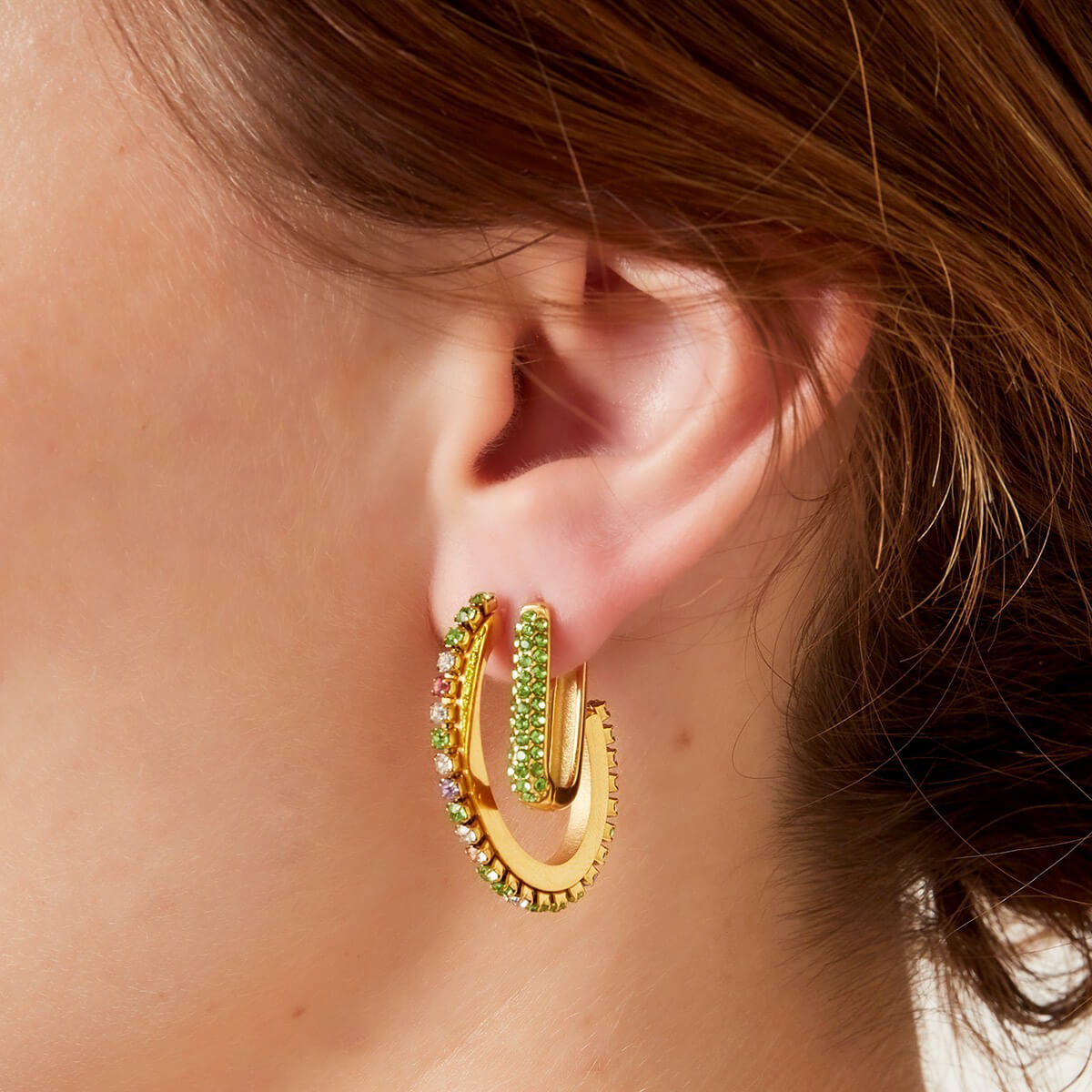 Midoriiro Huggies Ohrringe mit Zirkonen in Smaragdgrün - 18K Vergoldet l Yasèmia Jewellery Yasèmia