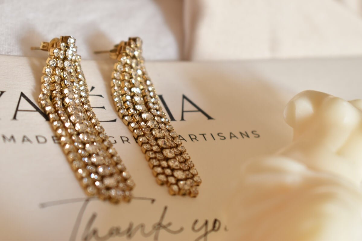 Glamouröse Monica Strassohrringe aus Edelstahl l Yasèmia Jewellery Yasèmia