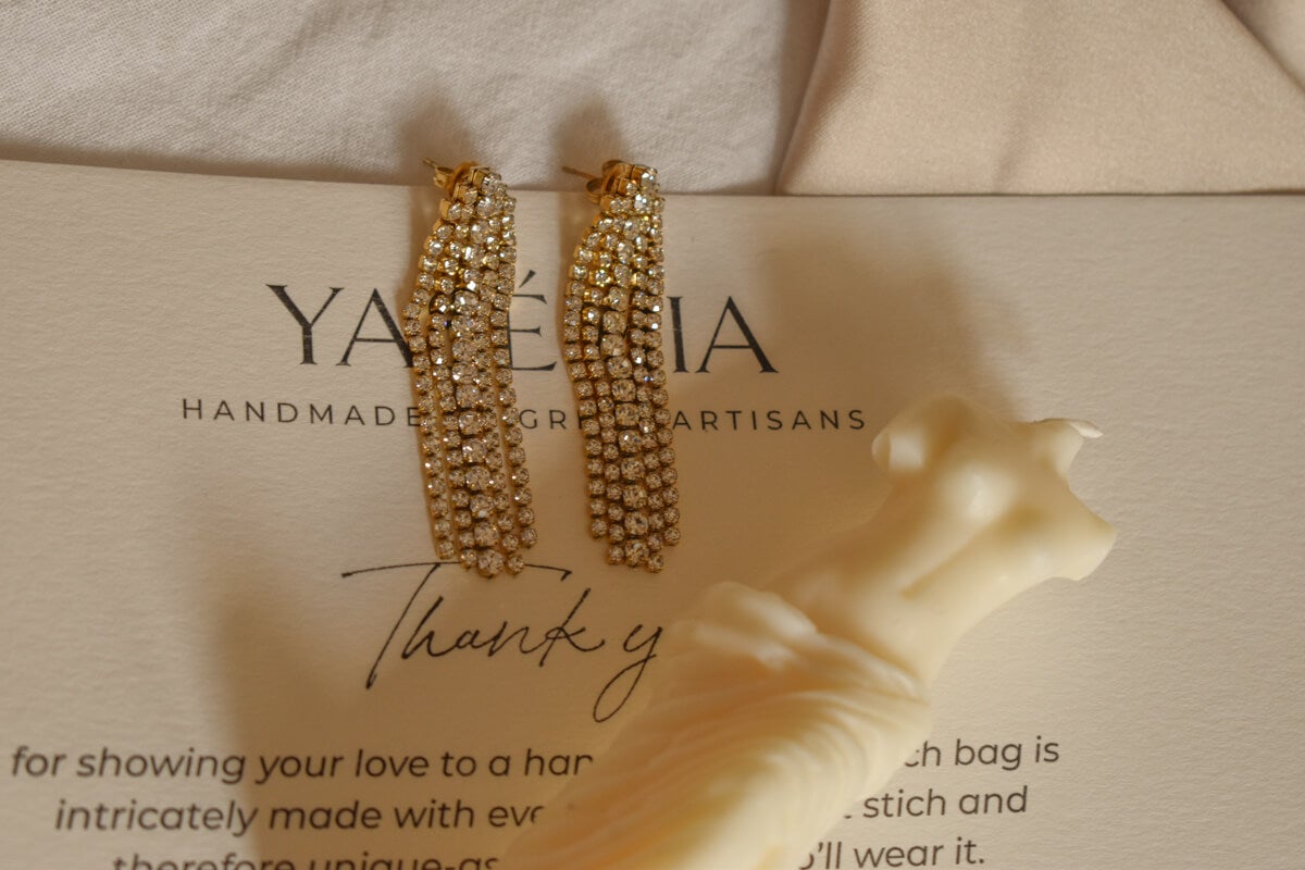 Glamouröse Monica Strassohrringe aus Edelstahl l Yasèmia Jewellery Yasèmia