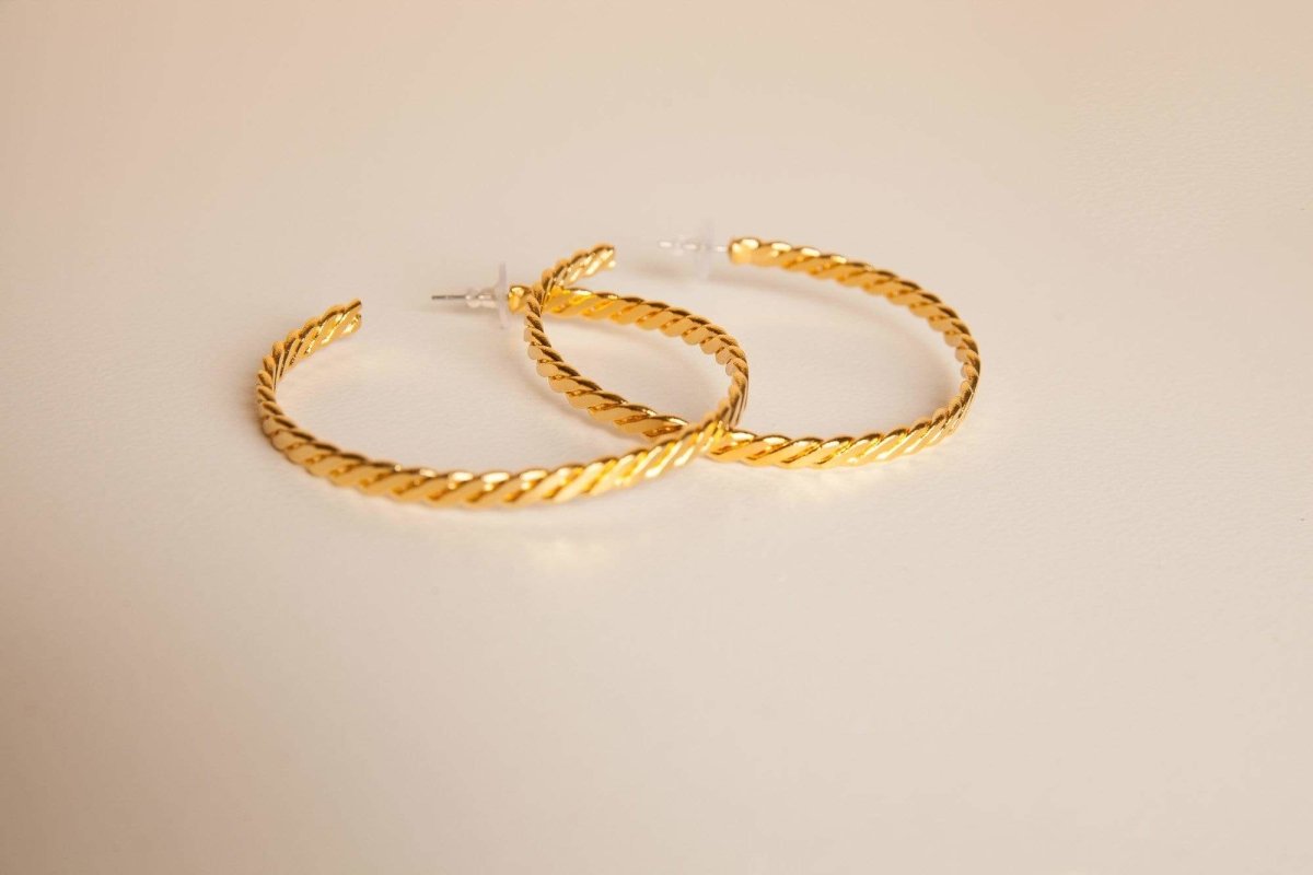 Elegante Paloma Creolen - 24K vergoldetes Bronze l Yasèmia Jewellery Yasèmia