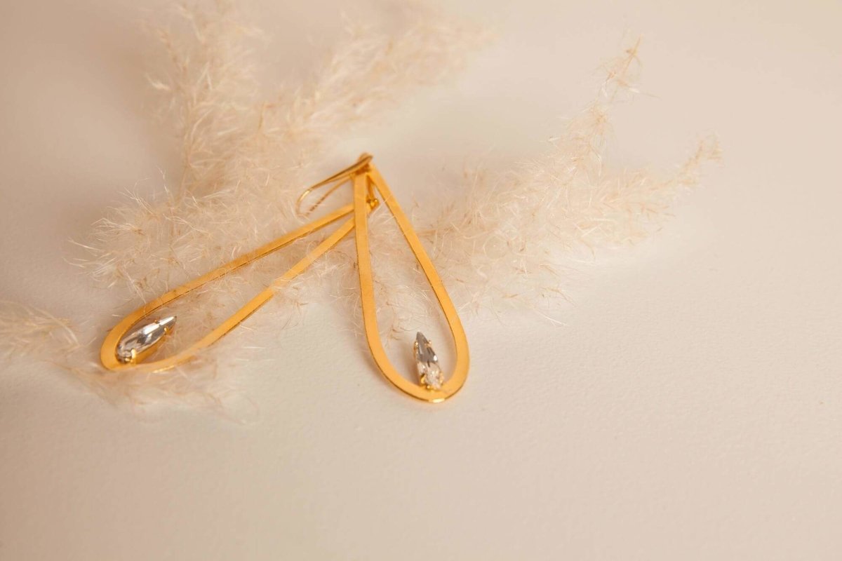 Marie Lange Ohrringe aus 24K vergoldetem Bronze mit Swarovski Elementen l Yasèmia Jewellery Yasèmia