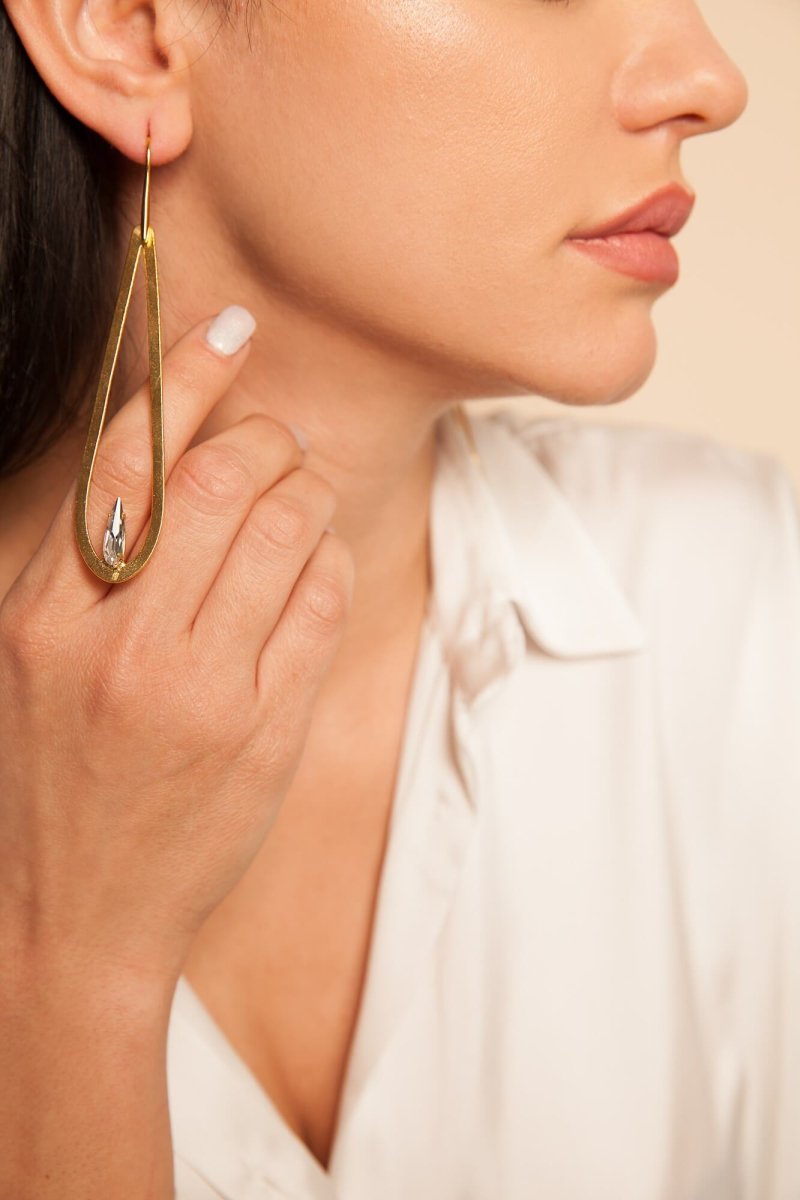 Marie Lange Ohrringe aus 24K vergoldetem Bronze mit Swarovski Elementen l Yasèmia Jewellery Yasèmia