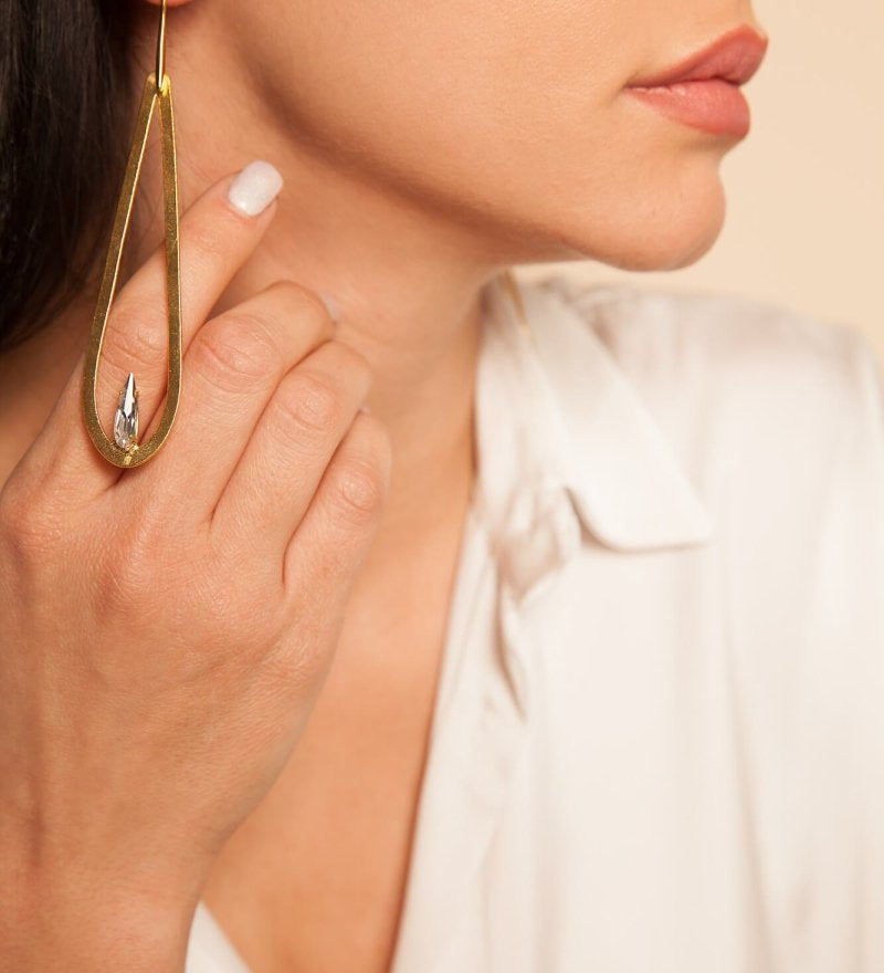 Marie Lange Ohrringe aus 24K vergoldetem Bronze mit Swarovski Elementen l Yasèmia Jewellery Yasèmia