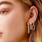 Elegante Huggies Ohrringe mit 18K Goldbeschichtung und Zirkonen - Strahlender Luxus l Yasèmia Jewellery Yasèmia