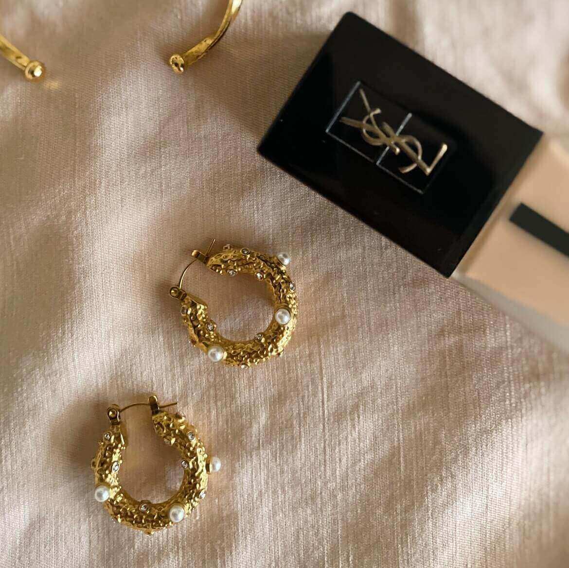Veronica Hoops Ohrringe - 18K vergoldeter Edelstahl mit Süßwasserperlen & Zirkonia l Yasèmia Jewellery Yasèmia
