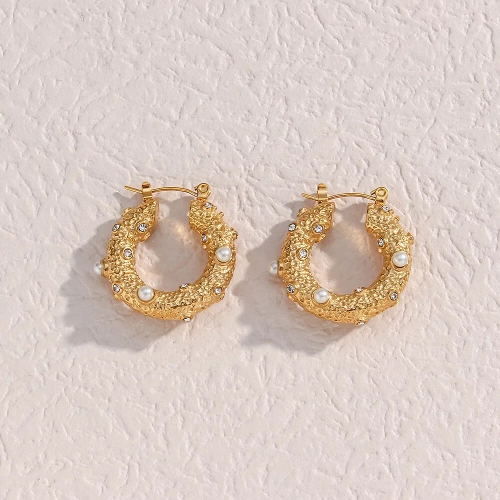 Veronica Hoops Ohrringe - 18K vergoldeter Edelstahl mit Süßwasserperlen & Zirkonia l Yasèmia Jewellery Yasèmia