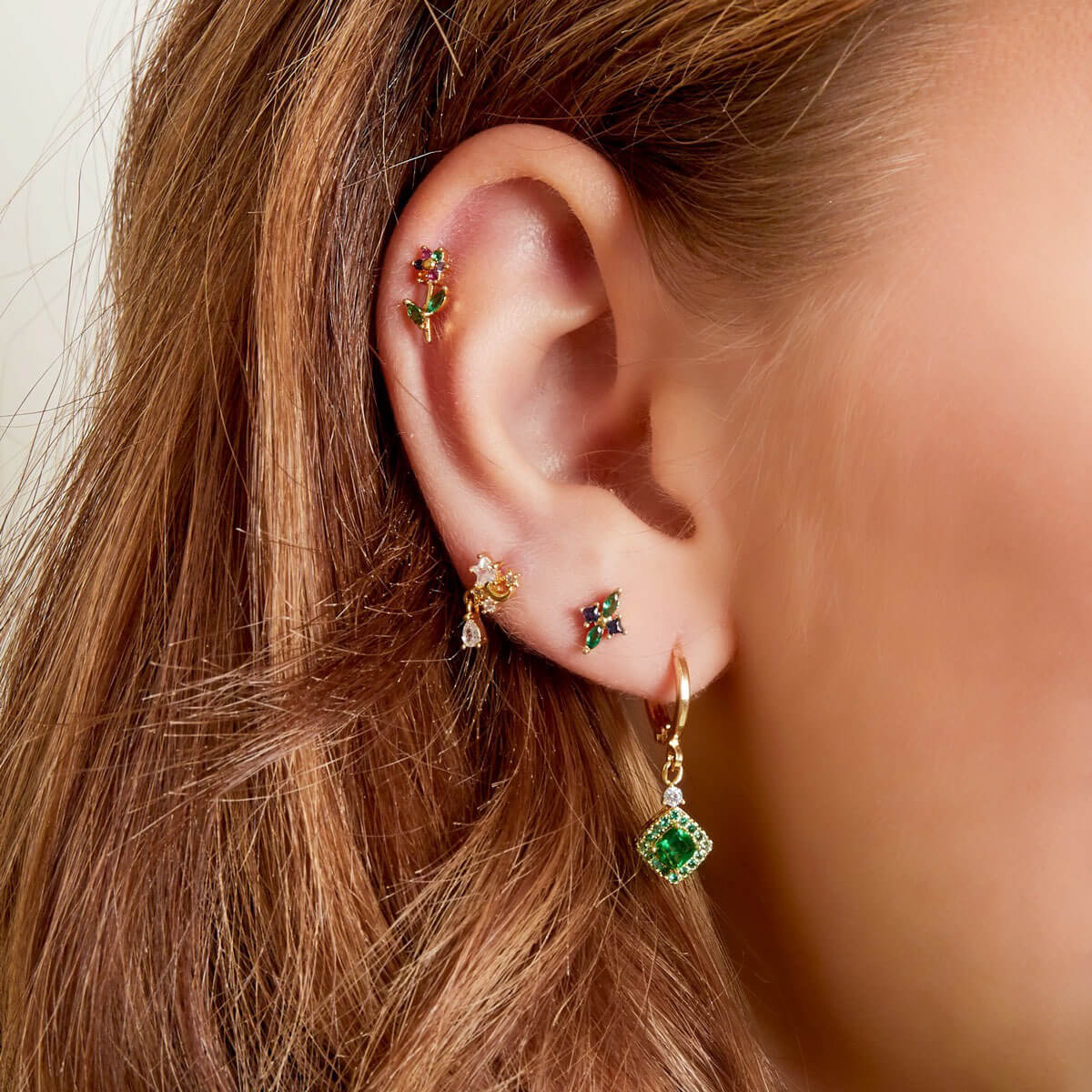 Luxuriöse Yakusha Ohrstecker mit 18K Goldbeschichtung und funkelnden Zirkonia l Yasèmia Jewellery Yasèmia