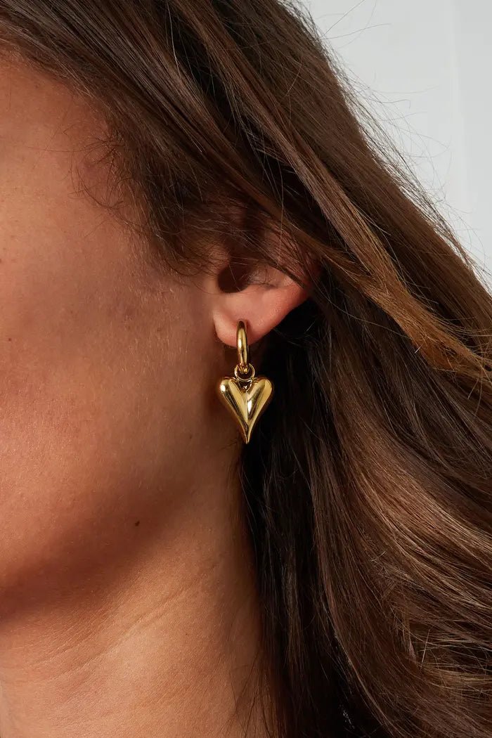 Elegante Herz - Ohrringe im Hoop - Stil aus 18K vergoldetem Edelstahl l Yasèmia Jewellery Yasèmia