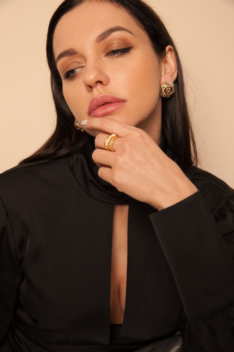 Zahra Ohrstecker - Goldbeschichtetes Bronze mit Farbblockierung l Yasèmia Jewellery Yasèmia