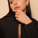 Zahra Ohrstecker - Goldbeschichtetes Bronze mit Farbblockierung l Yasèmia Jewellery Yasèmia