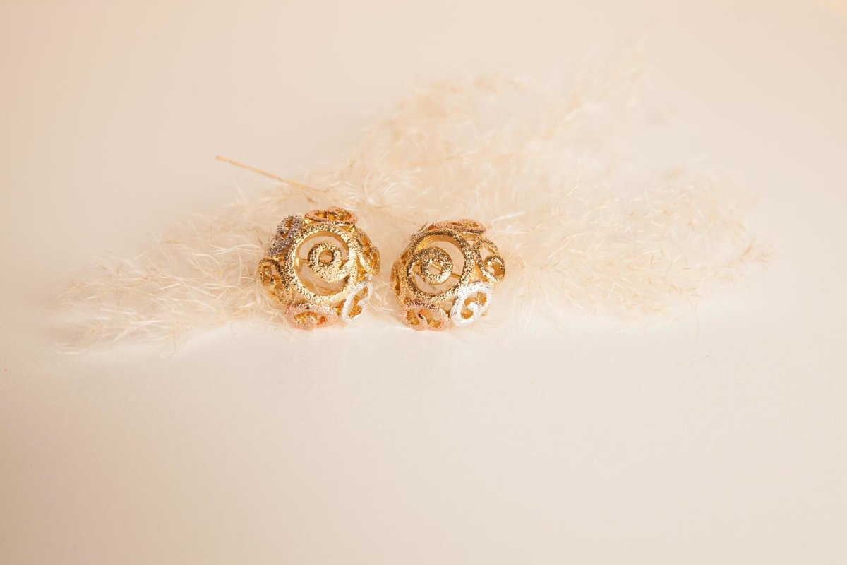 Zahra Ohrstecker - Goldbeschichtetes Bronze mit Farbblockierung l Yasèmia Jewellery Yasèmia